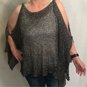 OC Salinas, CA. Sz O/S Black and silver light weight wrap. NWT.